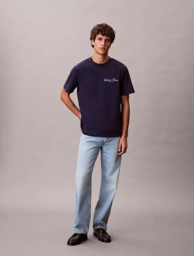 Klassisches T-Shirt mit kleinem Schriftzug-Logo