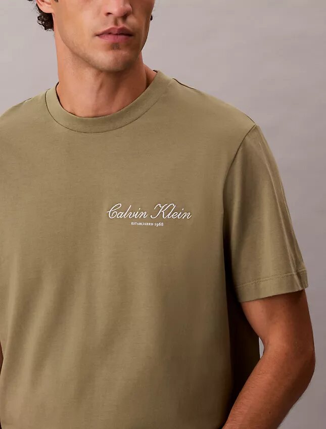 Klassisches T-Shirt mit kleinem Schriftzug-Logo Klassisches T-Shirt mit kleinem Schriftzug-Logo
