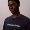 Klassisches T-Shirt mit Logo-Grafik in Kleinbuchstaben