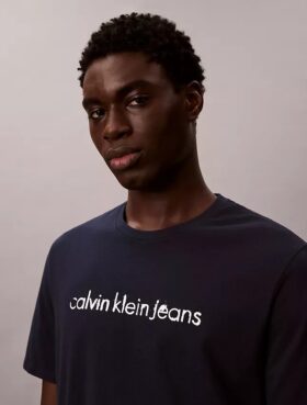 Klassisches T-Shirt mit Logo-Grafik in Kleinbuchstaben