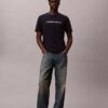 Klassisches T-Shirt mit Logo-Grafik in Kleinbuchstaben