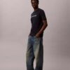 Klassisches T-Shirt mit Logo-Grafik in Kleinbuchstaben