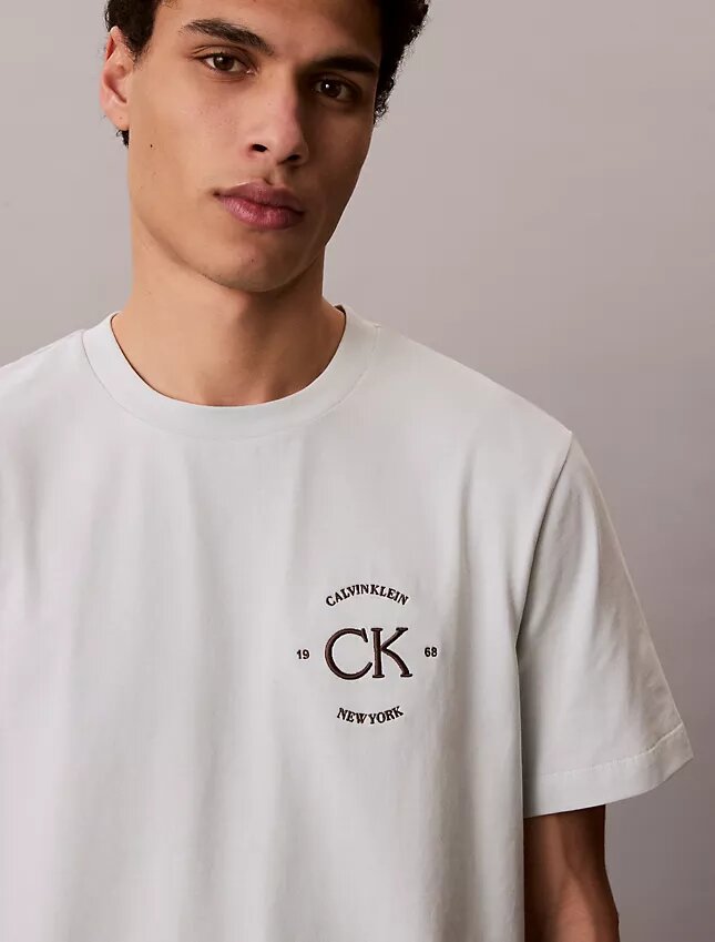 Klassisches T-Shirt mit Logo-Kreis-Grafik Klassisches T-Shirt mit Logo-Kreis-Grafik