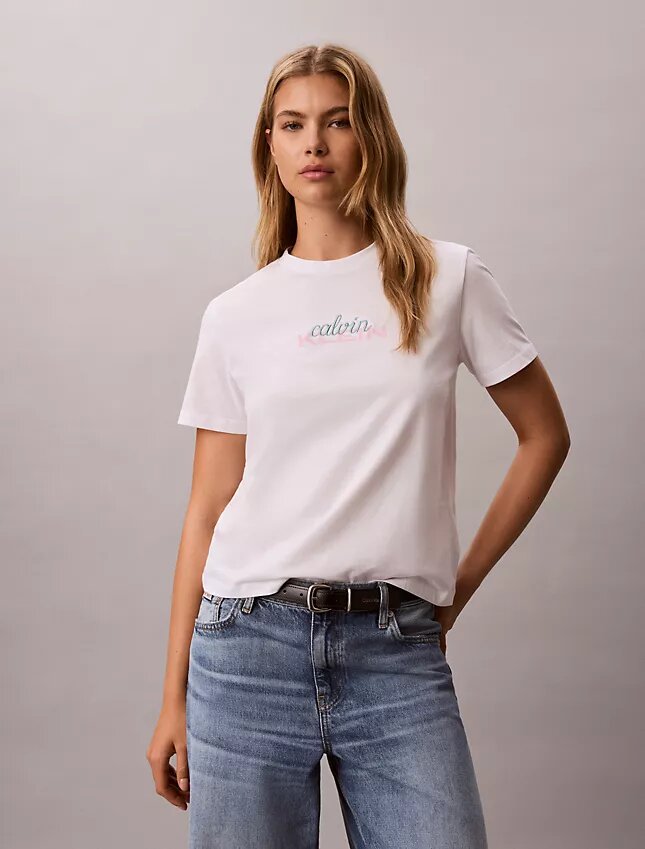 Klassisches T-Shirt mit mehrschichtiger Logografik Klassisches T-Shirt mit mehrschichtiger Logografik