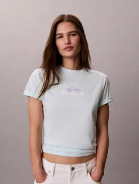 Klassisches T-Shirt mit mehrschichtiger Logografik