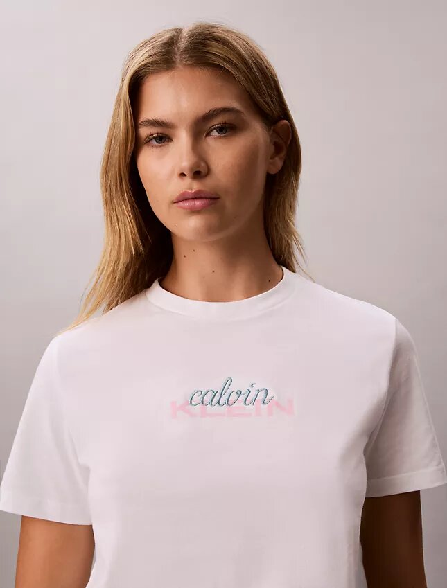 Klassisches T-Shirt mit mehrschichtiger Logografik Klassisches T-Shirt mit mehrschichtiger Logografik
