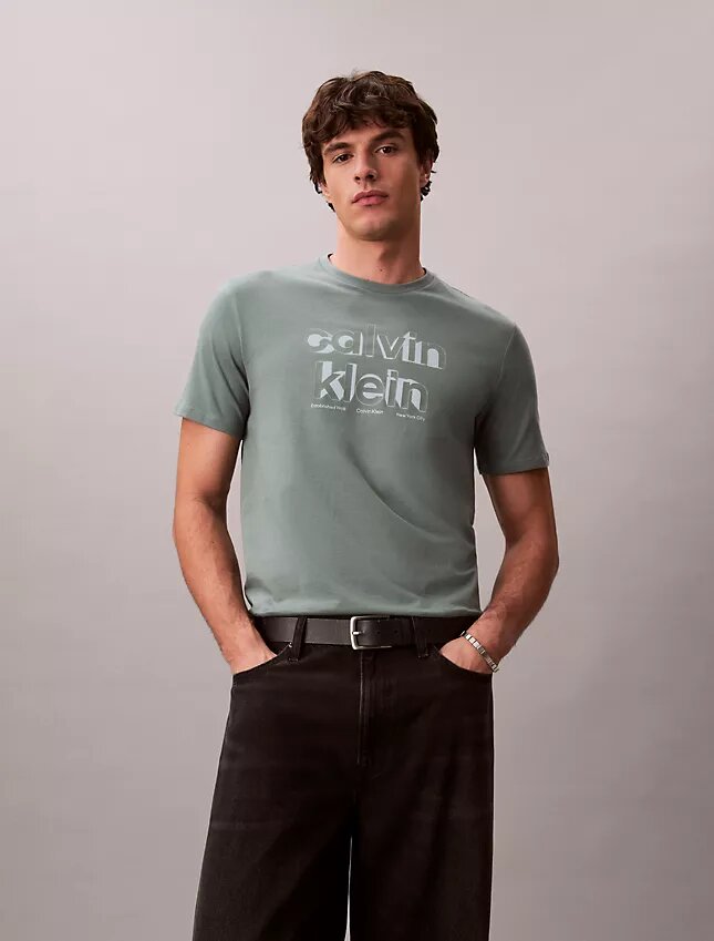 Klassisches T-Shirt mit Schatten-Logo-Grafik Klassisches T-Shirt mit Schatten-Logo-Grafik