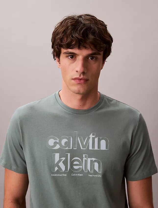 Klassisches T-Shirt mit Schatten-Logo-Grafik Klassisches T-Shirt mit Schatten-Logo-Grafik