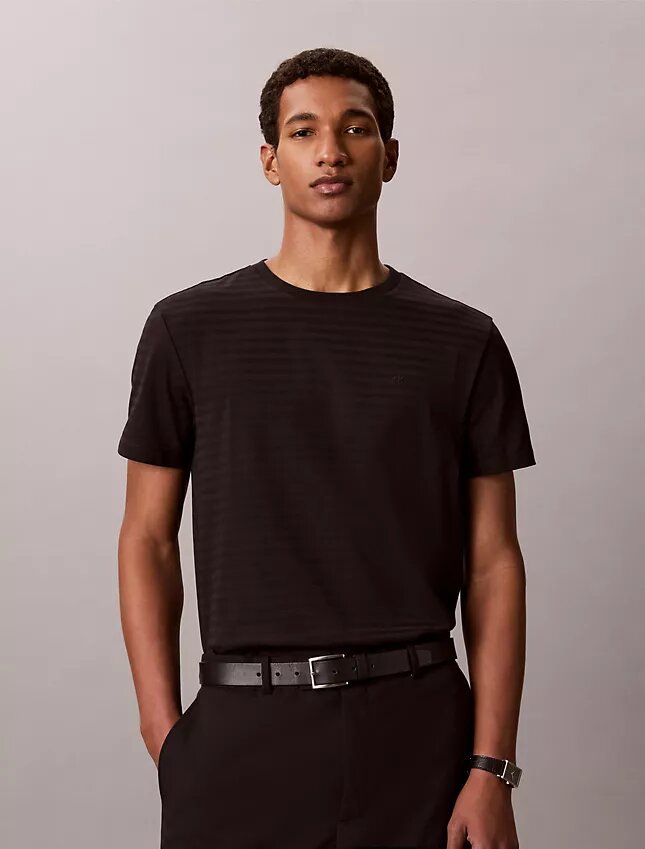 Klassisches T-Shirt mit Streifen Klassisches T-Shirt mit Streifen