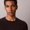 Klassisches T-Shirt mit Streifen Klassisches T-Shirt mit Streifen