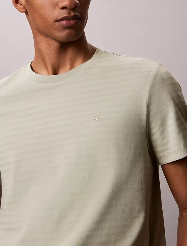 Klassisches T-Shirt mit Streifen Klassisches T-Shirt mit Streifen