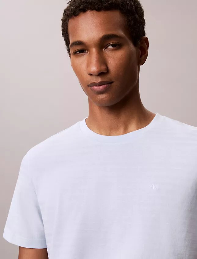 Klassisches T-Shirt mit Streifen Klassisches T-Shirt mit Streifen