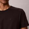 Klassisches T-Shirt mit Streifen Klassisches T-Shirt mit Streifen