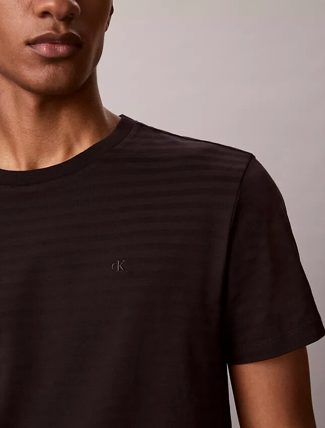 Klassisches T-Shirt mit Streifen Klassisches T-Shirt mit Streifen