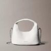 Kleine, locker sitzende Tasche mit Noppenstruktur