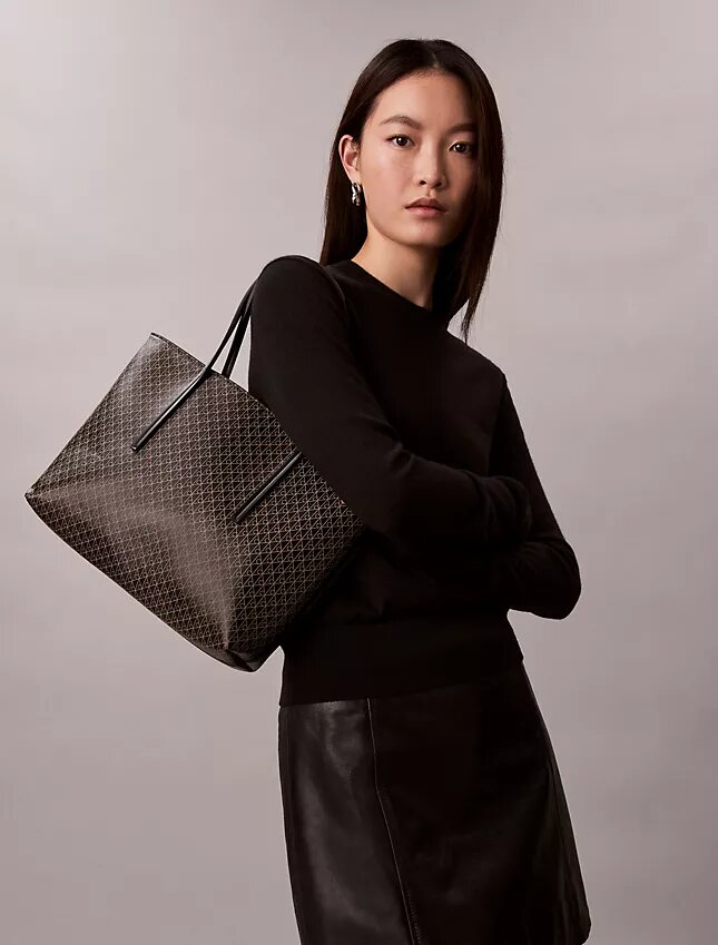 Kleine Tasche mit durchgehendem Emblem-Logo-Print und Beutel Kleine Tasche mit durchgehendem Emblem-Logo-Print und Beutel