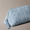Kosmetiktasche aus Denim mit durchgängigem Emblem-Logo Kosmetiktasche aus Denim mit durchgängigem Emblem-Logo