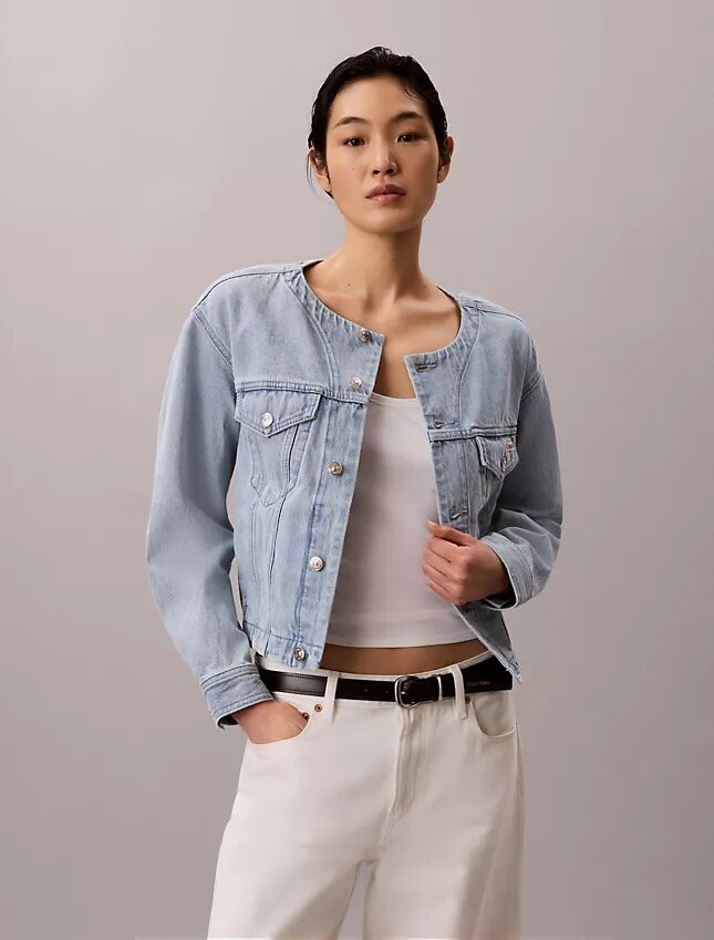 Kurze, kragenlose Denim-Trucker Jacket Kurze, kragenlose Denim-Trucker Jacket