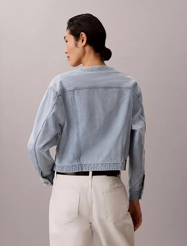 Kurze, kragenlose Denim-Trucker Jacket Kurze, kragenlose Denim-Trucker Jacket