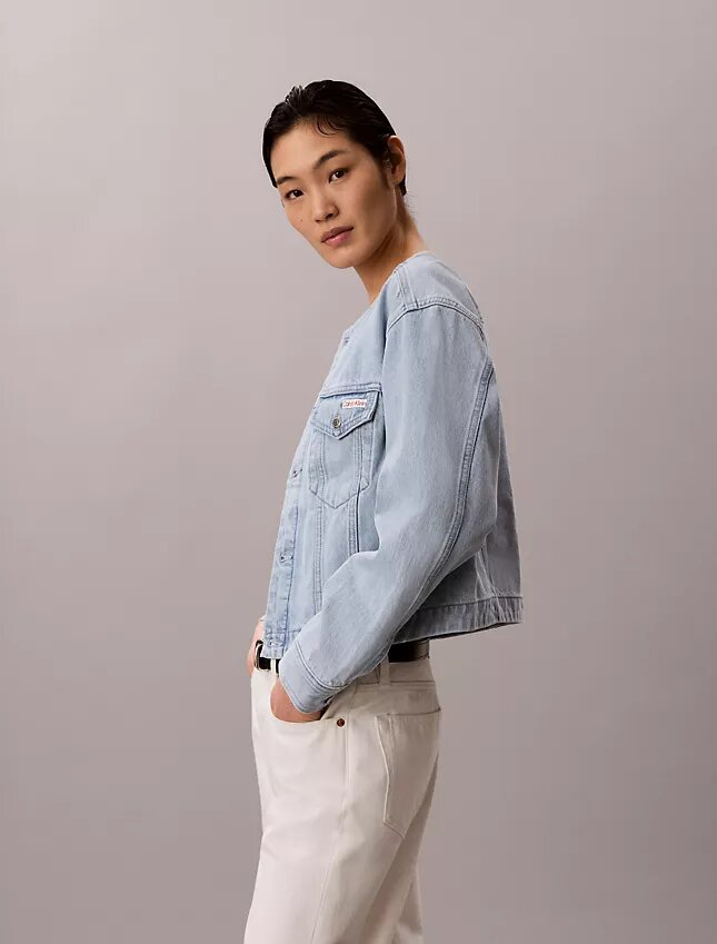 Kurze, kragenlose Denim-Trucker Jacket Kurze, kragenlose Denim-Trucker Jacket