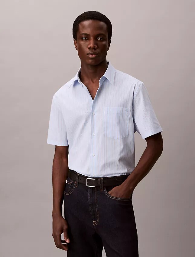 Kurzärmeliges Button-Down-Hemd aus Cotton Stretch mit Streifenmuster Kurzärmeliges Button-Down-Hemd aus Cotton Stretch mit Streifenmuster