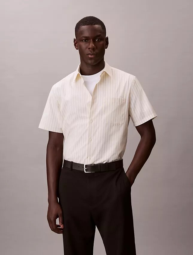 Kurzärmeliges Button-Down-Hemd aus Cotton Stretch mit Streifenmuster Kurzärmeliges Button-Down-Hemd aus Cotton Stretch mit Streifenmuster
