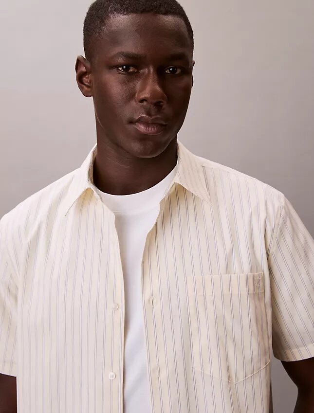 Kurzärmeliges Button-Down-Hemd aus Cotton Stretch mit Streifenmuster Kurzärmeliges Button-Down-Hemd aus Cotton Stretch mit Streifenmuster