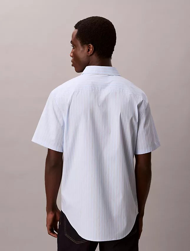 Kurzärmeliges Button-Down-Hemd aus Cotton Stretch mit Streifenmuster Kurzärmeliges Button-Down-Hemd aus Cotton Stretch mit Streifenmuster