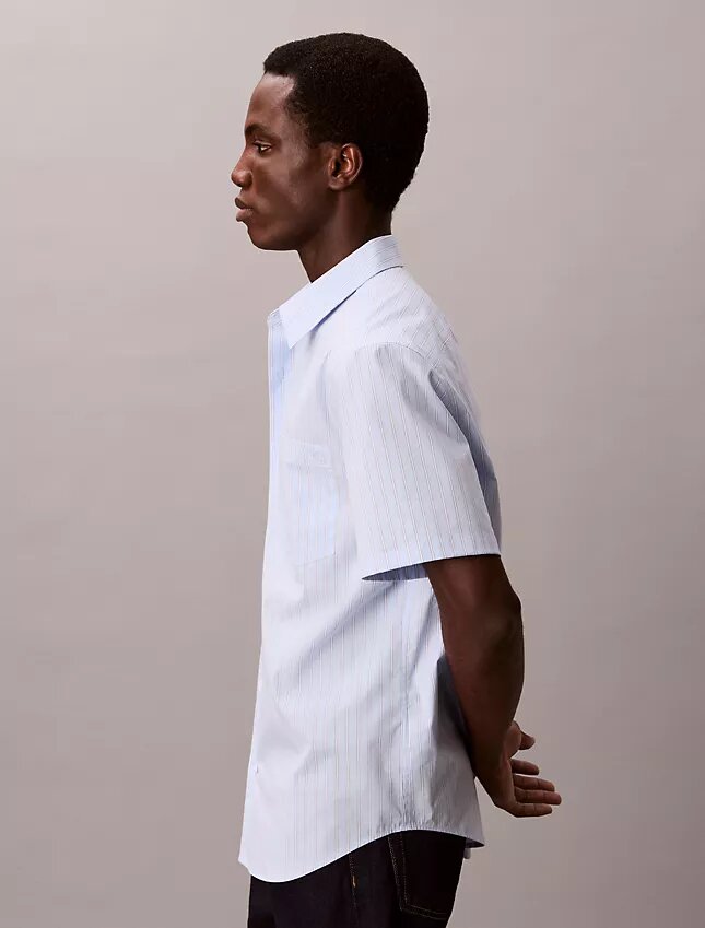 Kurzärmeliges Button-Down-Hemd aus Cotton Stretch mit Streifenmuster Kurzärmeliges Button-Down-Hemd aus Cotton Stretch mit Streifenmuster