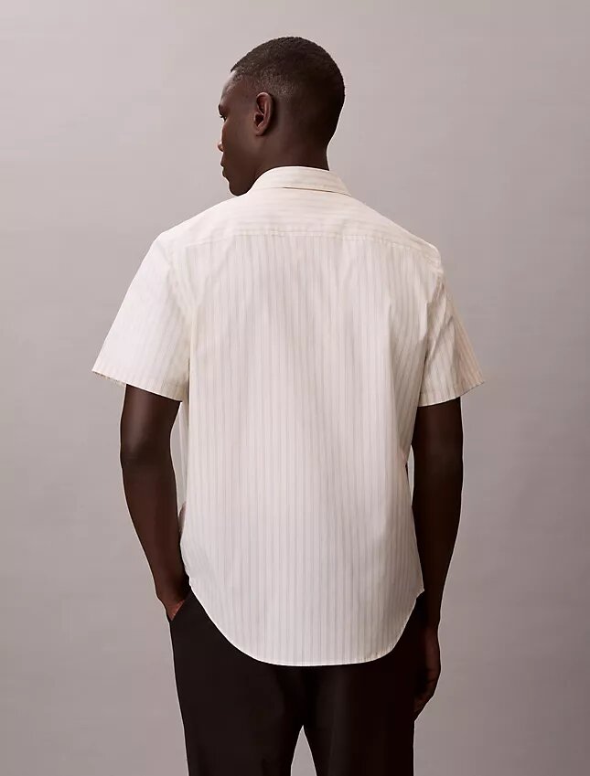 Kurzärmeliges Button-Down-Hemd aus Cotton Stretch mit Streifenmuster Kurzärmeliges Button-Down-Hemd aus Cotton Stretch mit Streifenmuster