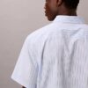 Kurzärmeliges Button-Down-Hemd aus Cotton Stretch mit Streifenmuster Kurzärmeliges Button-Down-Hemd aus Cotton Stretch mit Streifenmuster