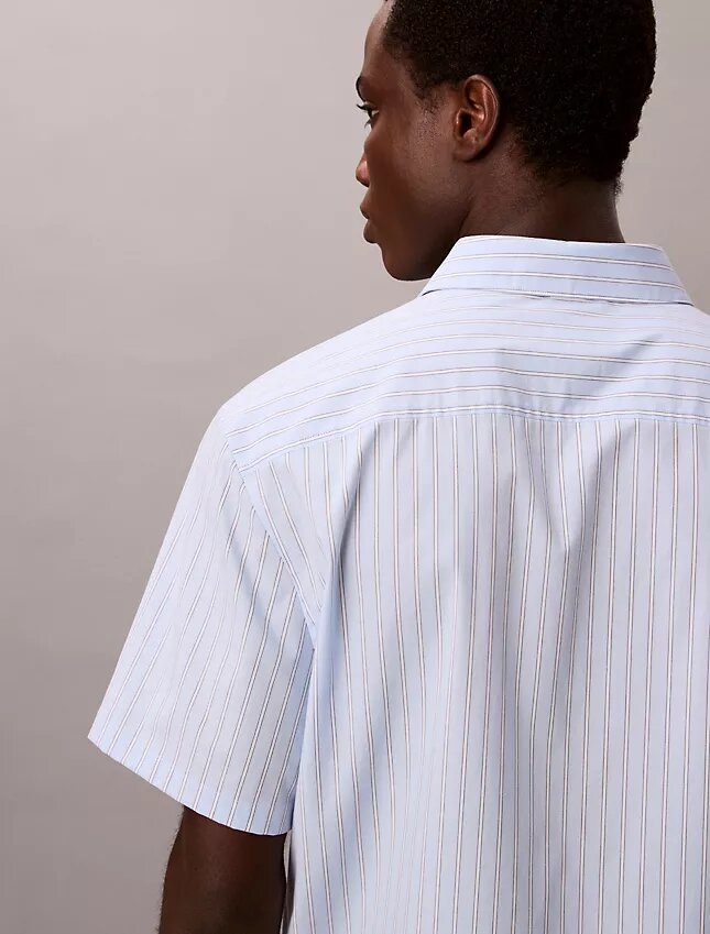 Kurzärmeliges Button-Down-Hemd aus Cotton Stretch mit Streifenmuster Kurzärmeliges Button-Down-Hemd aus Cotton Stretch mit Streifenmuster