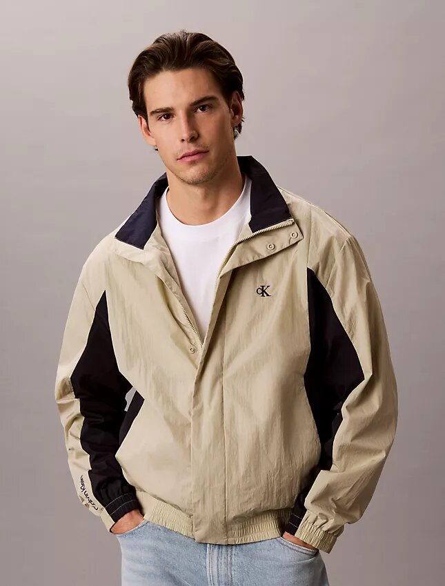 Leichte Nylon-Windjacke im Colorblock-Design Leichte Nylon-Windjacke im Colorblock-Design