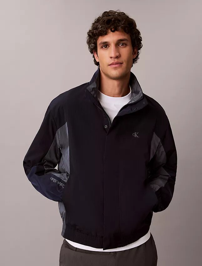 Leichte Nylon-Windjacke im Colorblock-Design Leichte Nylon-Windjacke im Colorblock-Design