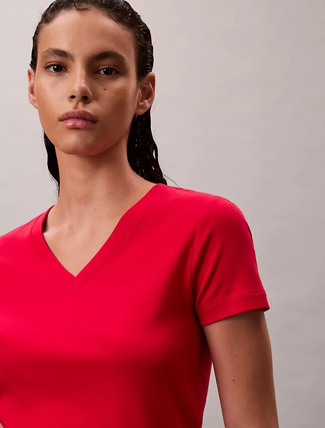 Liquid Cotton T-Shirt mit V-Ausschnitt und lockerer Passform Liquid Cotton T-Shirt mit V-Ausschnitt und lockerer Passform