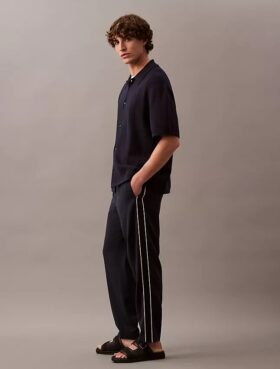 Lässige, konisch zulaufende Hose zum Hineinschlüpfen Lässige, konisch zulaufende Hose zum Hineinschlüpfen