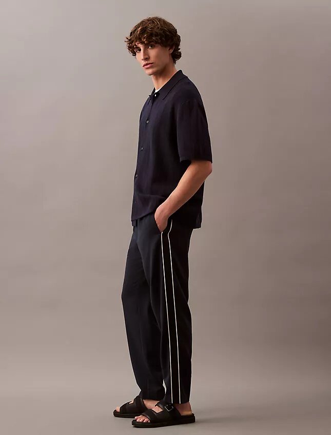 Lässige, konisch zulaufende Hose zum Hineinschlüpfen Lässige, konisch zulaufende Hose zum Hineinschlüpfen