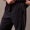 Lässige, konisch zulaufende Hose zum Hineinschlüpfen Lässige, konisch zulaufende Hose zum Hineinschlüpfen