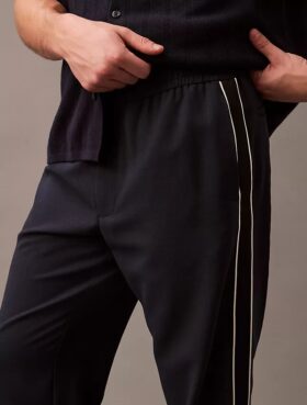 Lässige, konisch zulaufende Hose zum Hineinschlüpfen Lässige, konisch zulaufende Hose zum Hineinschlüpfen