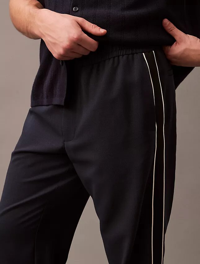Lässige, konisch zulaufende Hose zum Hineinschlüpfen Lässige, konisch zulaufende Hose zum Hineinschlüpfen