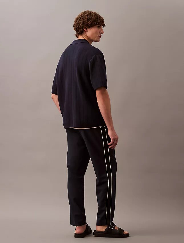 Lässige, konisch zulaufende Hose zum Hineinschlüpfen Lässige, konisch zulaufende Hose zum Hineinschlüpfen