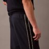 Lässige, konisch zulaufende Hose zum Hineinschlüpfen Lässige, konisch zulaufende Hose zum Hineinschlüpfen