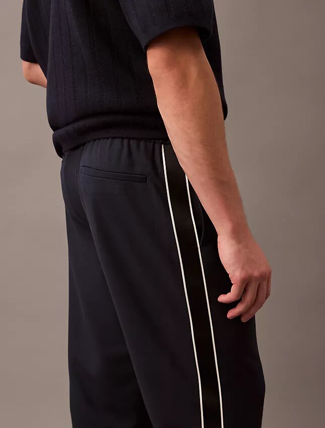 Lässige, konisch zulaufende Hose zum Hineinschlüpfen Lässige, konisch zulaufende Hose zum Hineinschlüpfen