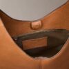 Lässige mittelgroße Umhängetasche aus Leder Lässige mittelgroße Umhängetasche aus Leder