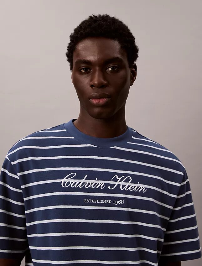 Lässiges T-Shirt mit Streifen-Logo Lässiges T-Shirt mit Streifen-Logo