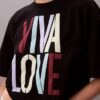 Marc Hundley Pride Viva Love Kurzes, locker sitzendes T-Shirt Marc Hundley Pride Viva Love Kurzes, locker sitzendes T-Shirt