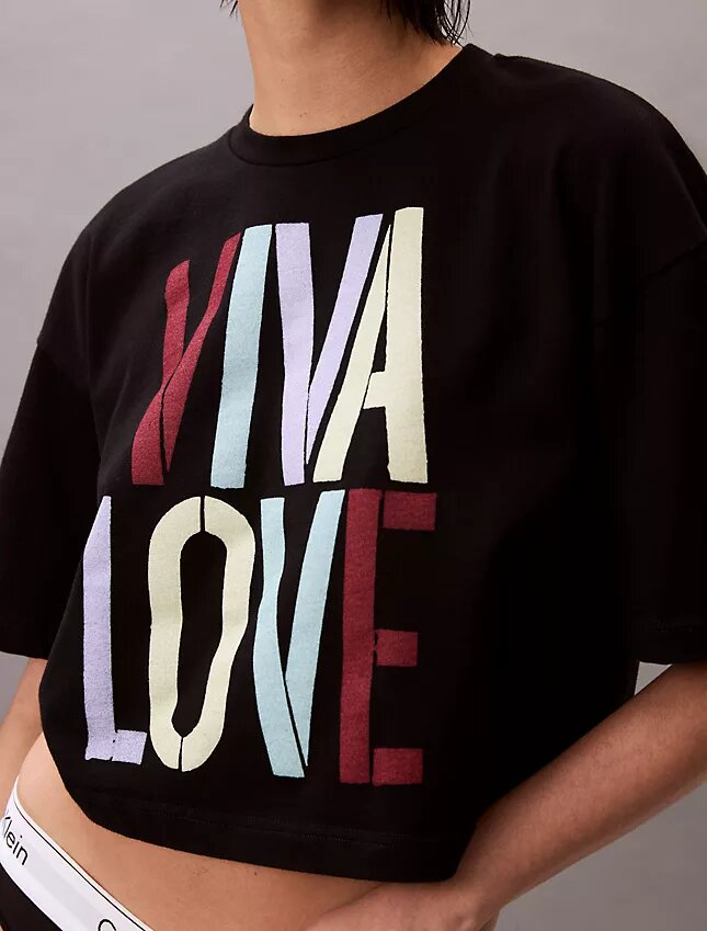 Marc Hundley Pride Viva Love Kurzes, locker sitzendes T-Shirt Marc Hundley Pride Viva Love Kurzes, locker sitzendes T-Shirt
