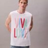 Marc Hundley Pride Viva Love Tanktop mit lockerer Passform Marc Hundley Pride Viva Love Tanktop mit lockerer Passform