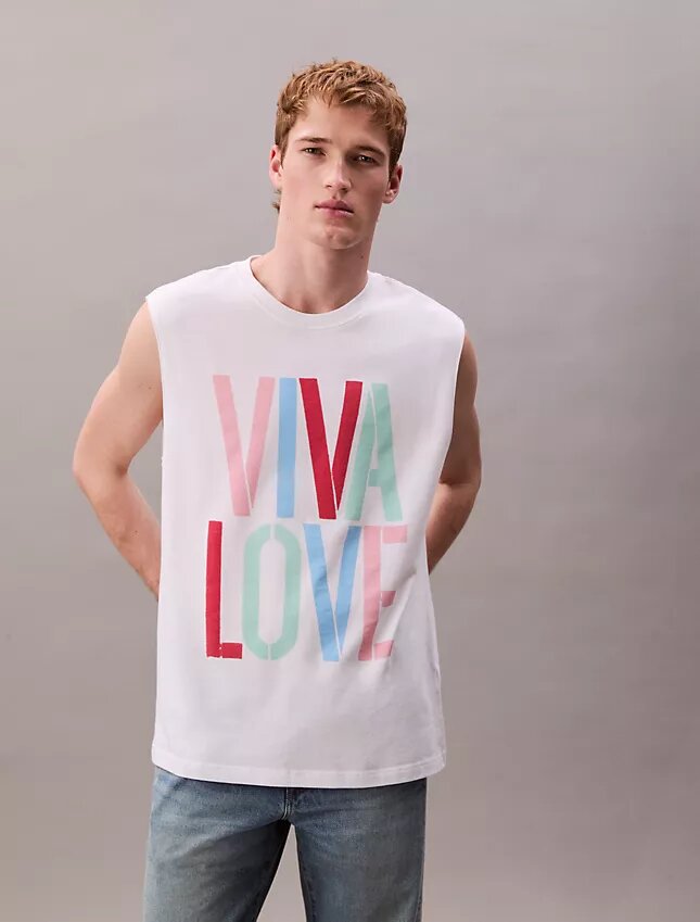 Marc Hundley Pride Viva Love Tanktop mit lockerer Passform Marc Hundley Pride Viva Love Tanktop mit lockerer Passform