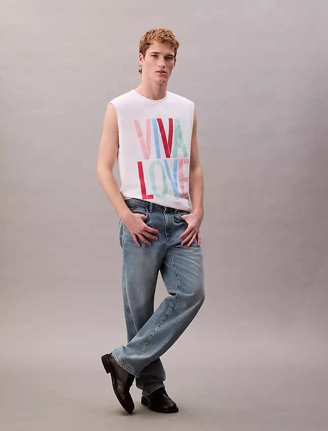 Marc Hundley Pride Viva Love Tanktop mit lockerer Passform Marc Hundley Pride Viva Love Tanktop mit lockerer Passform